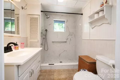 Bath - 901 Rufus Robinson Rd, Sylva, NC 28779 photo 1 of 1