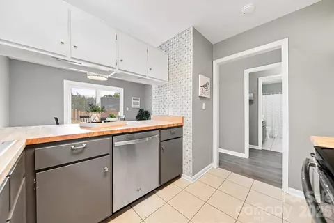 Kitchen - 102 Brandywine Ne M-1 Dr NE #M-1, Conover, NC 28613 photo 3 of 6