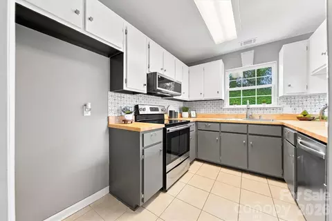Kitchen - 102 Brandywine Ne M-1 Dr NE #M-1, Conover, NC 28613 photo 4 of 6