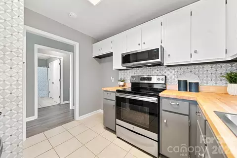 Kitchen - 102 Brandywine Ne M-1 Dr NE #M-1, Conover, NC 28613 photo 5 of 6
