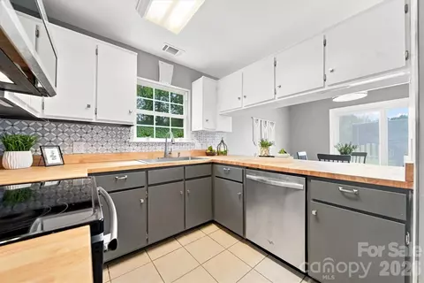 Kitchen - 102 Brandywine Ne M-1 Dr NE #M-1, Conover, NC 28613 photo 2 of 6