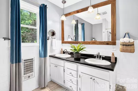 Bath - 1244 Macktown Rd, Sylva, NC 28779 photo 1 of 3