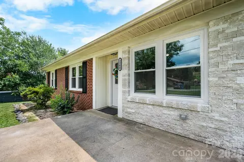 2266 9th Avenue Ne Dr NE, Hickory, NC 28601