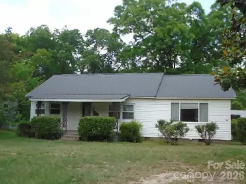512 E Vance St, Laurinburg, NC 28352