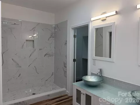 Bath - 106 Blakemore Dr, Shelby, NC 28152 photo 4 of 7
