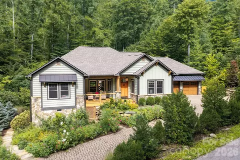 18 Hawks Pointe Ln, Weaverville, NC 28787