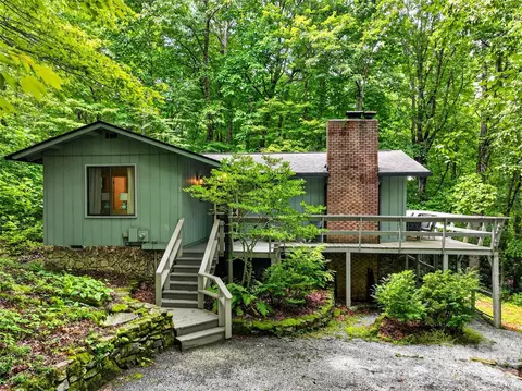 2 Bear Rock Loop Rd, Hendersonville, NC 28739