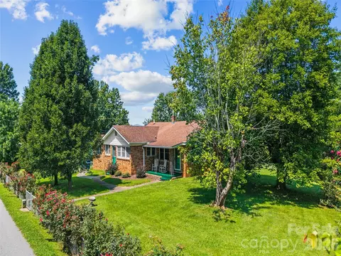 53 Salem Rd, Weaverville, NC 28787