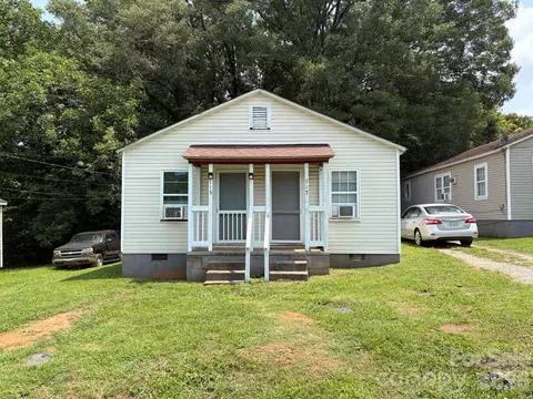 715 Hunt St, Statesville, NC 28677