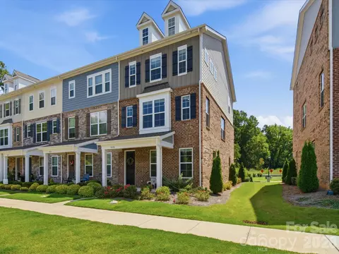 10126 Hemingway Pl, Charlotte, NC 28227