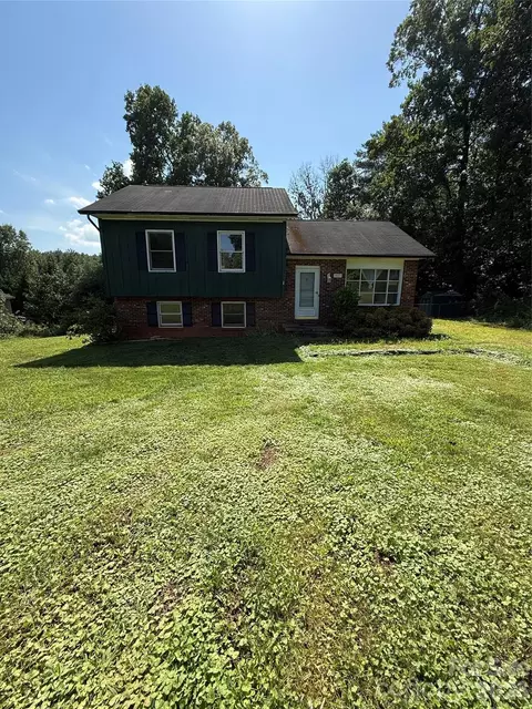 3695 Commanche Ct, Lenoir, NC 28645