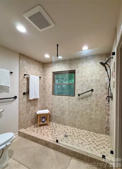 Bath - 12 E Park Dr, Tryon, NC 28782 photo 1 of 3