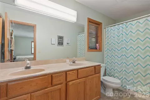Bath - 43 Thoren Ct, Clyde, NC 28721 photo 1 of 3