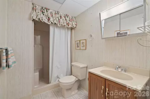 Bath - 43 Thoren Ct, Clyde, NC 28721 photo 3 of 3
