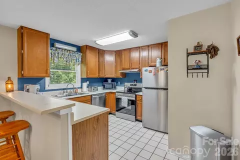 Kitchen - 655 Overlook Dr, Spruce Pine, NC 28777 photo 2 of 4