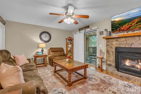 Living - 655 Overlook Dr, Spruce Pine, NC 28777 photo 2 of 2