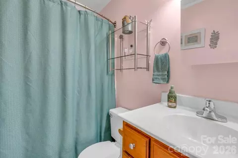 Bath - 655 Overlook Dr, Spruce Pine, NC 28777 photo 1 of 2