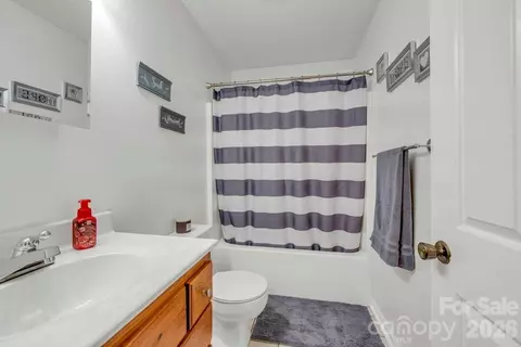 Bath - 655 Overlook Dr, Spruce Pine, NC 28777 photo 2 of 2