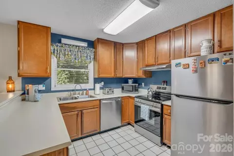 Kitchen - 655 Overlook Dr, Spruce Pine, NC 28777 photo 3 of 4