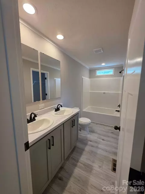 Bath - 2765 Piney Rd, Morganton, NC 28655 photo 3 of 5