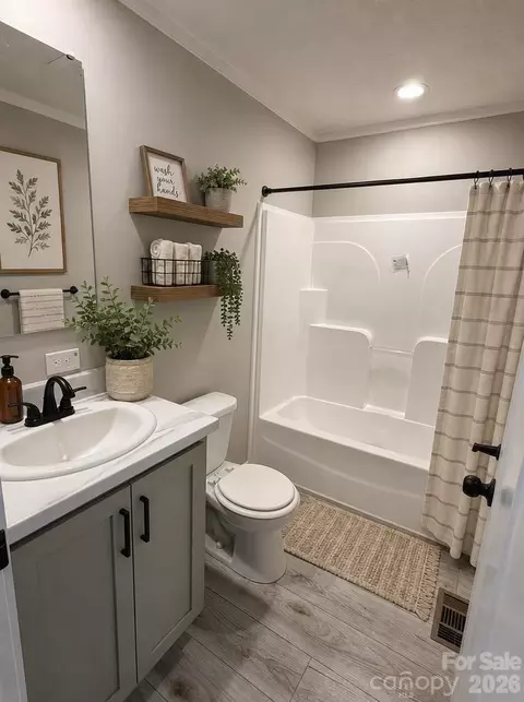 Bath - 2765 Piney Rd, Morganton, NC 28655 photo 2 of 5