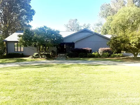 3182 Ninth Tee Dr, Newton, NC 28658