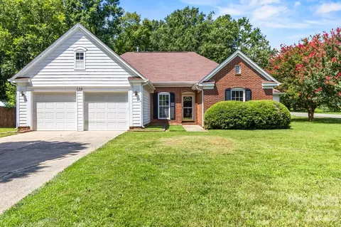 739 Oakbluff Cir, Charlotte, NC 28216
