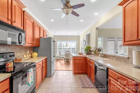 Kitchen - 3697 Travertine Dr, Lancaster, SC 29720 photo 4 of 6