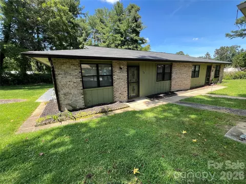 714 Farmington Cir, Hendersonville, NC 28739