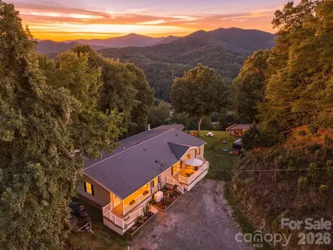 4 Sunset Farms Rd, Whittier, NC 28789