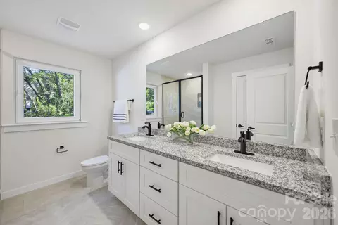Bath - 4147 2nd Ne St NE, Hickory, NC 28601 photo 2 of 3
