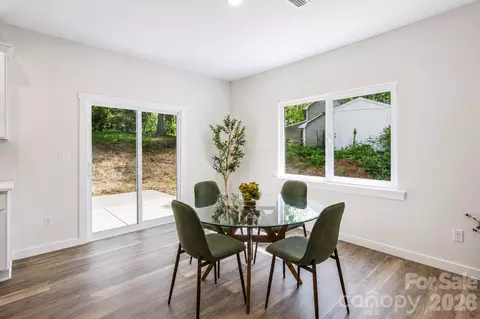 Dining - 4147 2nd Ne St NE, Hickory, NC 28601 photo 1 of 1