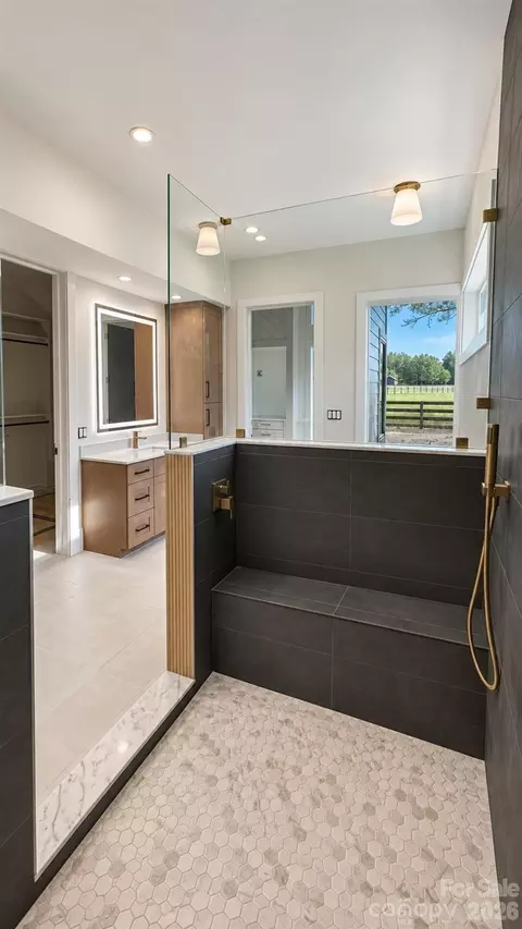 Bath - 2303 Paddock Cir, Morganton, NC 28655 photo 3 of 8