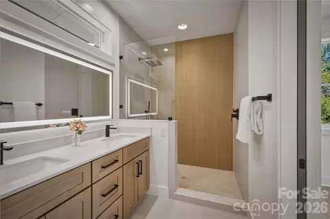 Bath - 2303 Paddock Cir, Morganton, NC 28655 photo 10 of 11