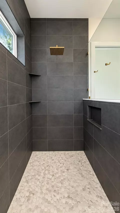Bath - 2303 Paddock Cir, Morganton, NC 28655 photo 4 of 8