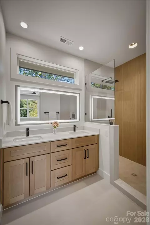 Bath - 2303 Paddock Cir, Morganton, NC 28655 photo 9 of 11