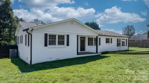 5795 Valley Field Rd, Hickory, NC 28602