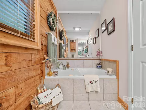 Bath - 185 Blue Bird Ln, Spruce Pine, NC 28777 photo 2 of 5