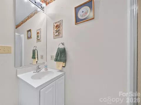 Bath - 185 Blue Bird Ln, Spruce Pine, NC 28777 photo 4 of 5