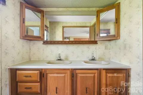 Bath - 2660 Barrier Loop, Morganton, NC 28655 photo 1 of 3