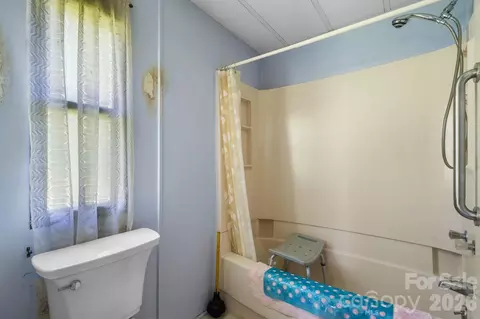 Bath - 2660 Barrier Loop, Morganton, NC 28655 photo 2 of 3