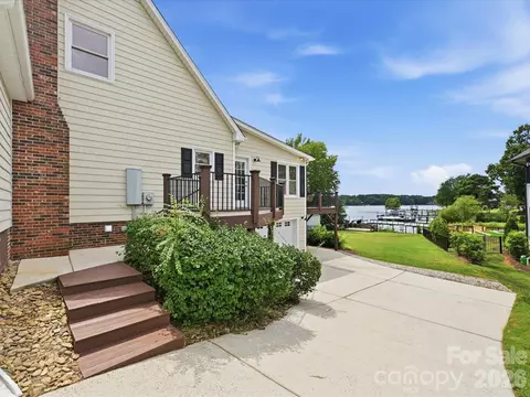 Exterior - 20845 Lagoona Dr, Cornelius, NC 28031 photo 2 of 8