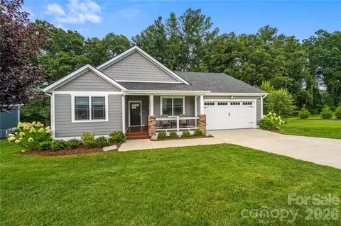 202 Windy Acres Knoll Dr, Hendersonville, NC 28792