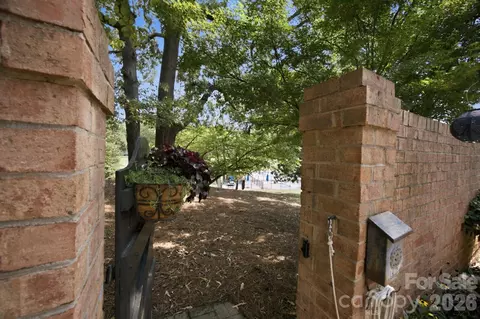 Exterior - 6836 Dumbarton Dr, Charlotte, NC 28210 photo 2 of 6