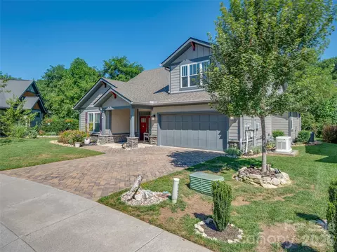 217 Hogans View Cir, Hendersonville, NC 28739