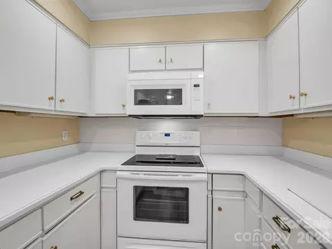 Kitchen - 335 Melrose 111 Ave #111, Tryon, NC 28782 photo 3 of 6