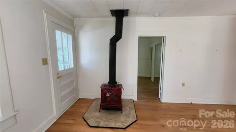 Living - 844 Connahetta St, Murphy, NC 28906 photo 2 of 3