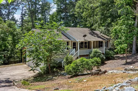 7 Maple Leaf Dr, Hendersonville, NC 28739