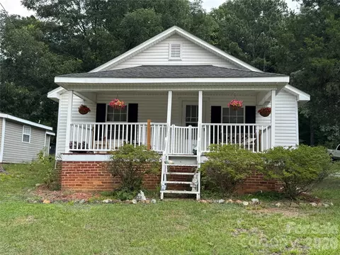 Exterior - 410 Spring St, Denton, NC 27239 photo 6 of 7