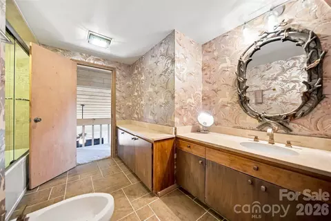 Bath - 6580 Central Dr, Conover, NC 28613 photo 4 of 5